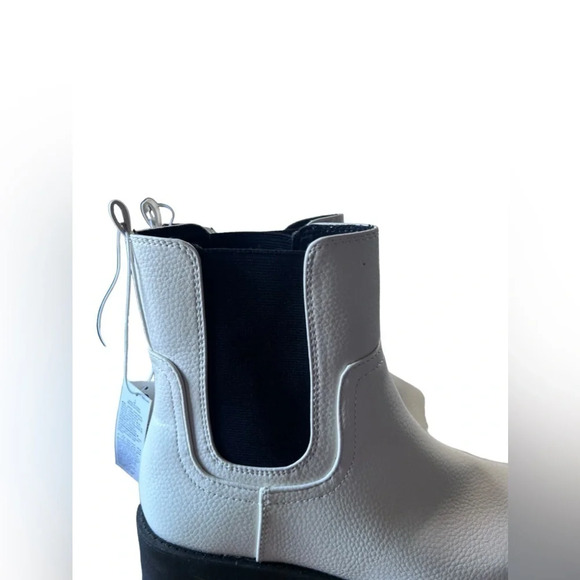 Old Navy Faux Leather Chelsea Boot size 9 - Picture 9 of 9